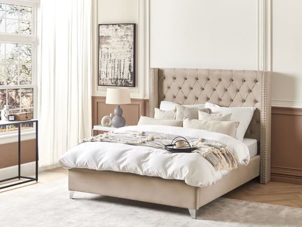 Parisänky beige sametti verhoiltu 140 x 200 cm sälepohja napitettu verhoilunaulat retro tyyli
