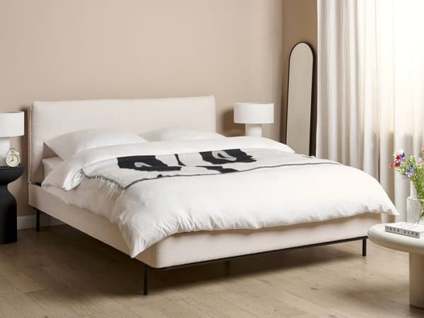 Beige farvet polstret seng 160 x 200 cm dobbeltseng med rammehovedgærde moderne stil soveværelse