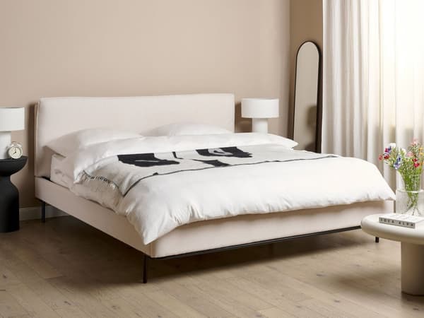 Beige farvet polstret seng 180 x 200 cm dobbeltseng med rammehovedgærde moderne stil soveværelse