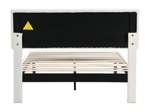 Möblerad säng, järnfötter, lamellram, enkel design, madrass ingår ej, sherpatyg, beige