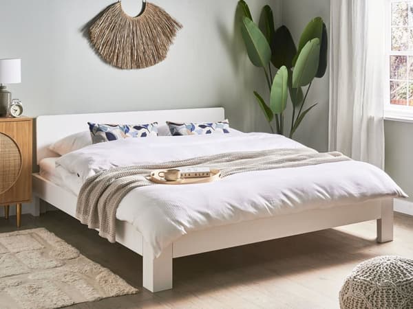 Sengeramme Hvit Furu 180 x 200 cm Spaltegavl Lav Sengeramme Minimalistisk Design Tre Seng