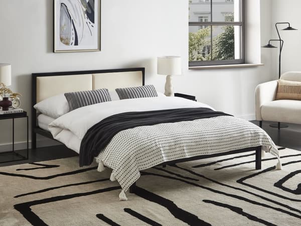 Sort metalseng med lys beige stof sengegavl 140 x 200 cm moderne design