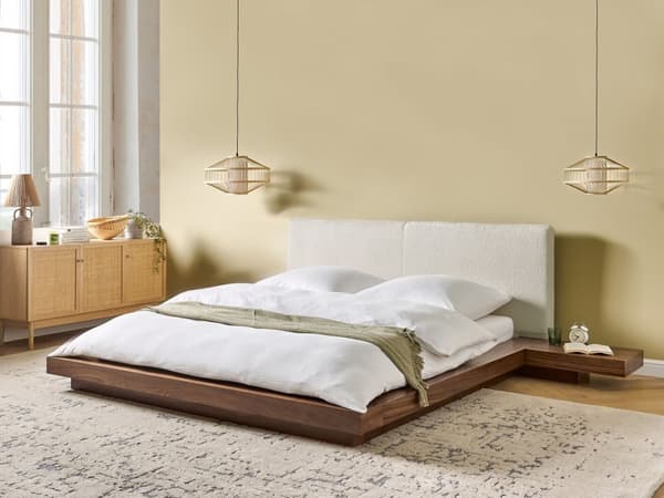Sengeramme Brun MDF 160 x 200 cm Sengegavl i hvit bouclé Integrerte nattbord Lav profil Japansk stil Dobbeltseng Soverom