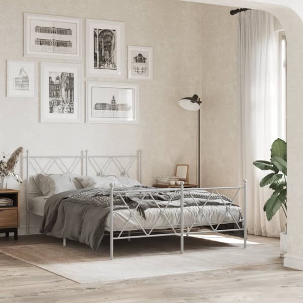 Sängram med huvudgavel och fotgavel vit metall 140x190 cm