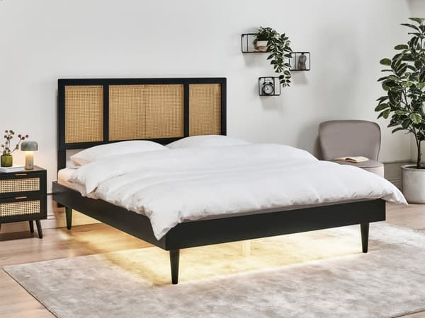 Seng med LED-lys Svart Lyst tre Gummitre 160 x 200 cm Sengegavl med flettverk Lamellbunn Minimalistisk og rustikk stil Dobbeltseng Sengeramme