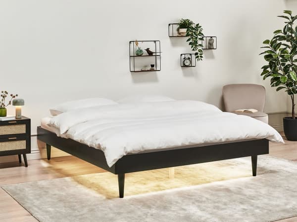 Seng med LED-belysning Svart Gummitre 160 x 200 cm Lamellbunn Uten sengegavl Minimalistisk og rustikk stil Dobbeltseng Sengeramme Soverom