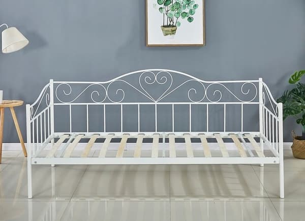 Romantisk hvid metal seng med hjerte detaljer & madras, 90x200 cm