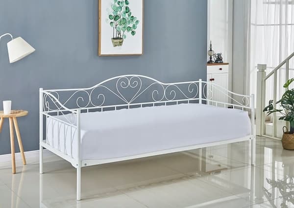 Elegant hvid metal seng med hjerte detaljer & madras, 90x200 cm