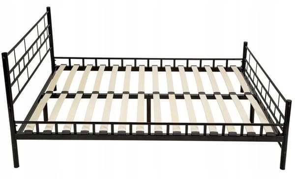 Minimalistinen musta metallisänky puulaudoilla, 180x200cm