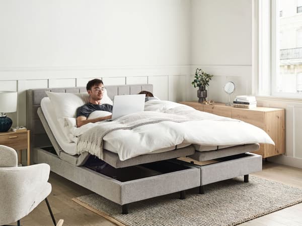 Elektrisk Seng Lys Grå Polstret 180 x 200 cm Justerbar med fjernkontroll Sengegavl Moderne Minimalistisk Soverom
