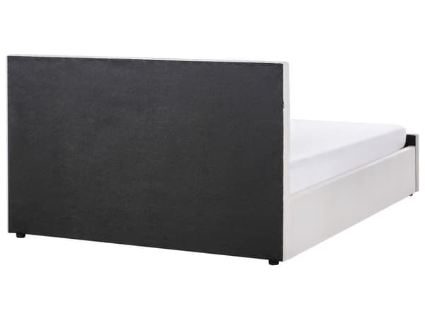 En dobbeltseng med opbevaring beige stofbetræk 180 x 200 cm med en opbevaringsboks løftet
