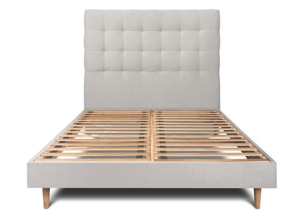 Säng 200x200cm - Massivt trä - Skandinavisk - Padded sänggavel - Sängbotten ingår - Lätt att montera