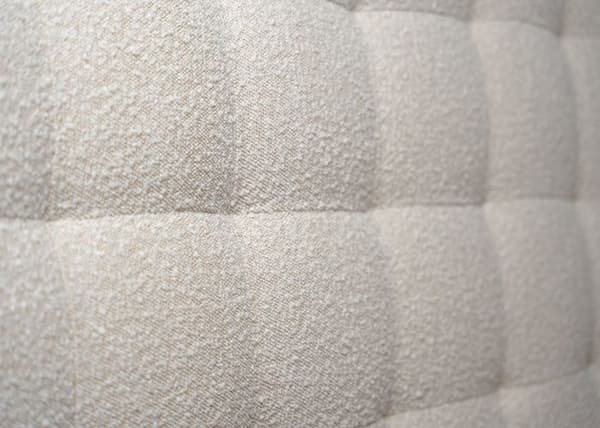 Säng 180x200cm - Beige - Klädd huvudenhet med tufting - Massivt trä - Modern Skandinavisk stil