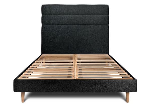 Säng 150x200cm - Massivt trä - Modern skandinavisk stil - Huvudgavel med boucle-linjer - Svart sängbottenkit