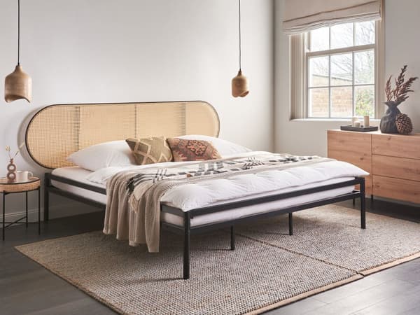 Seng Svart Metall Kunstrotting 180 x 200 cm Sengegavl med flettverk Lamellramme Moderne design Soverom Dobbeltseng