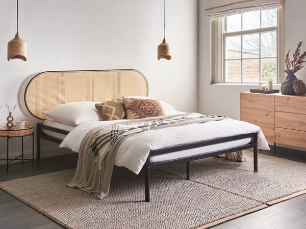 Seng Sort Metal 140 x 200 cm Moderne Trekvart Seng med Sengegavl Halvandenmandsseng Høj Sengeramme Minimalistisk Design Metalseng