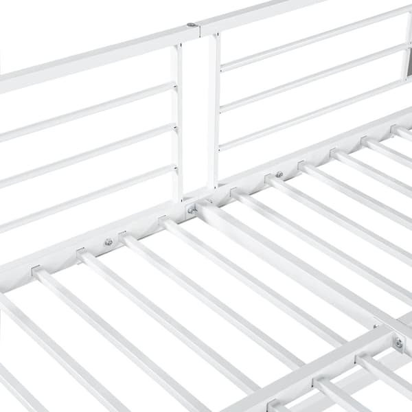 Køjeseng 90x200 cm - med skrivebord og garderobe - strygejern og spånplade - Hvid