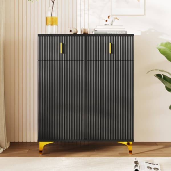 Elegant skänk / skoskåp med strukturerade paneler, justerbara hyllor och förgylld dekoration
