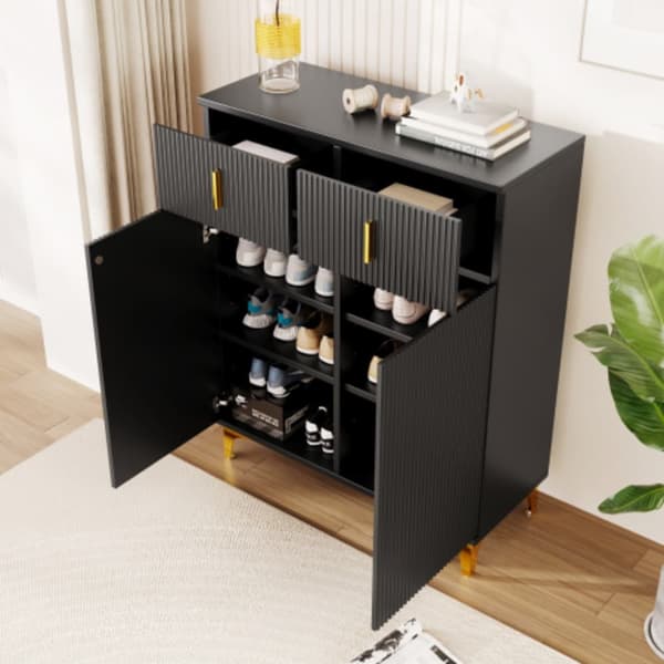 Elegant skänk / skoskåp med strukturerade paneler, justerbara hyllor och förgylld dekoration
