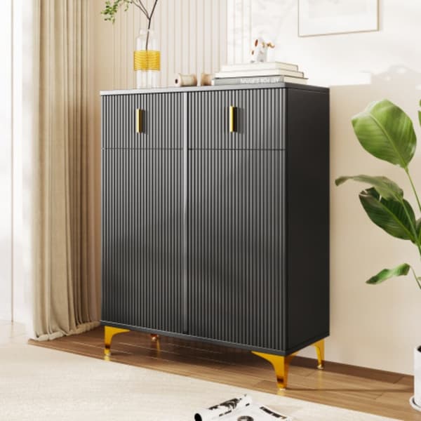 Elegant skänk / skoskåp med strukturerade paneler, justerbara hyllor och förgylld dekoration
