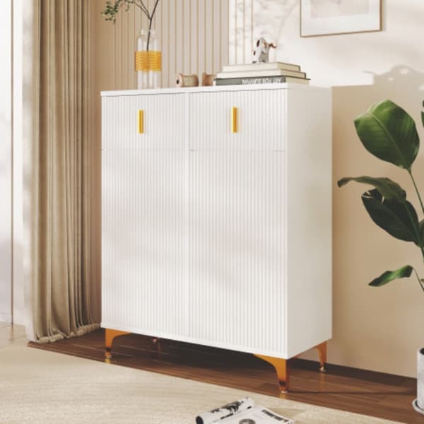 Elegant skänk / skoskåp med strukturerade paneler, justerbara hyllor och förgylld dekoration, vit