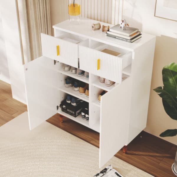 Elegant skänk / skoskåp med strukturerade paneler, justerbara hyllor och förgylld dekoration, vit