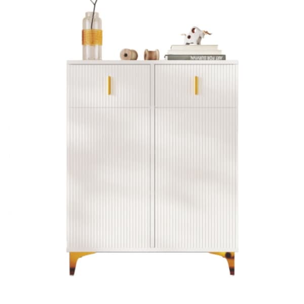Elegant skänk / skoskåp med strukturerade paneler, justerbara hyllor och förgylld dekoration, vit