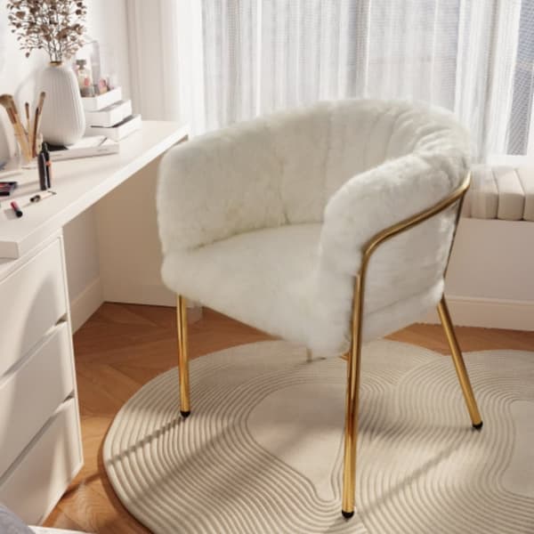 Enkel fritidsf?t?lj, vardagsrum/sovrum, l?tt lyxig matstol, med fyra st?dben i metall, imiterad kaninp?ls, beige