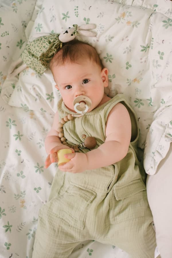 Bäddset baby 80x100 med kudde 30x40 – OEKO-TEX bomull & allergivänlig fyllning – Volang – För barnvagn/spjälsäng,  storlek S
