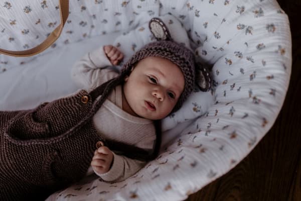 Med stativ og madras "Moses kurv" - Babykurv i naturmateriale med musselinstof, perfekt til nyfødte Vintage