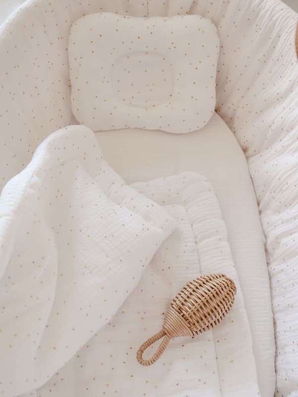 Med stativ og madras "Moses-kurv" - Babykurv i naturmateriale med musselin, perfekt til nyfødte Golden Dots