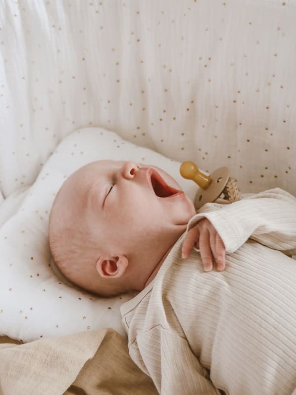 Med stativ og madras "Moses-kurv" - Babykurv i naturmateriale med musselin, perfekt til nyfødte Golden Dots