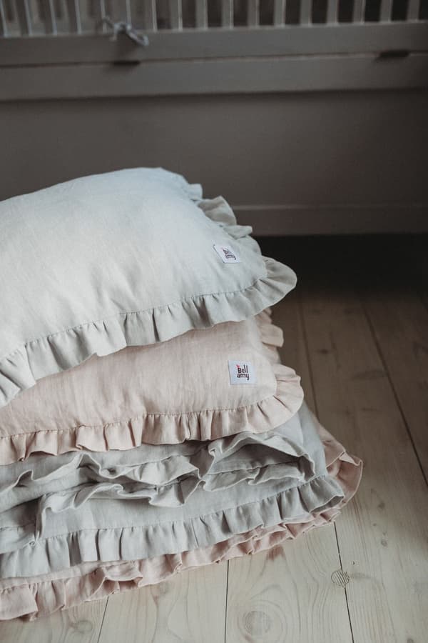 Bellamy linne bäddset med volang – Storlek L – Färg: Fyllning