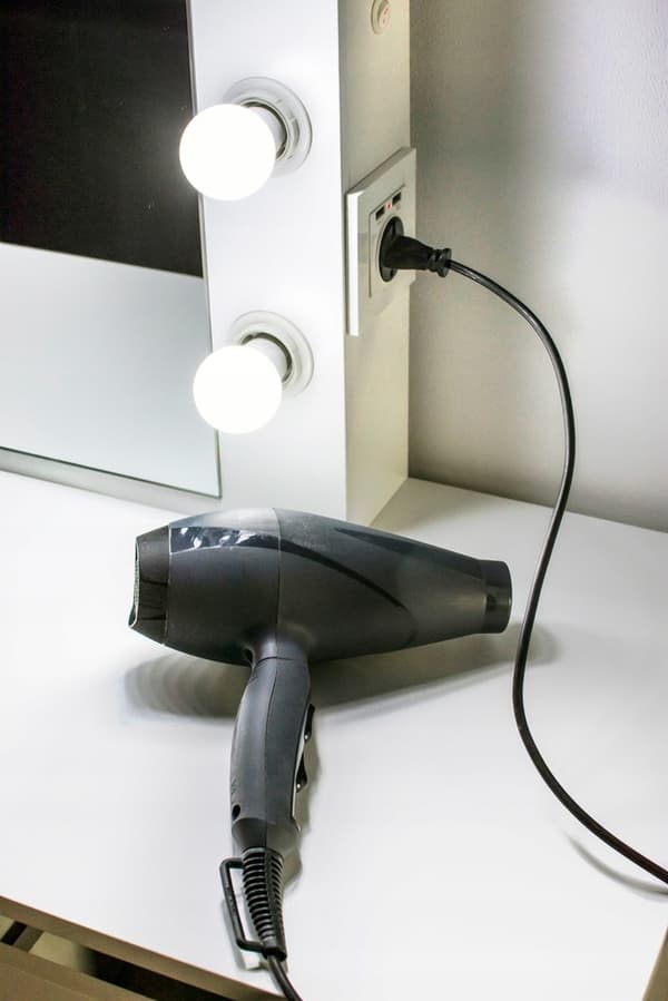 Træ make-up bord - med skuffer - spejl - LED - USB - stikkontakt - 140x94x43cm