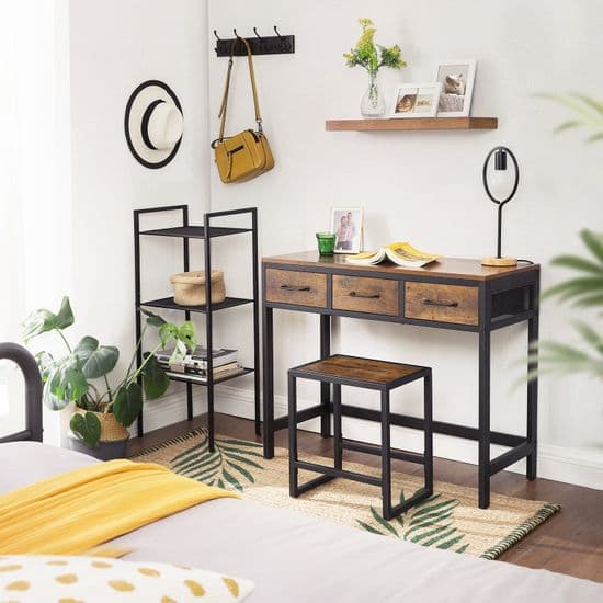 Sminkebord i vintage design med skammel