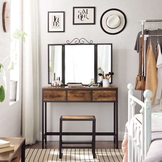 Sminkebord i vintage design med skammel