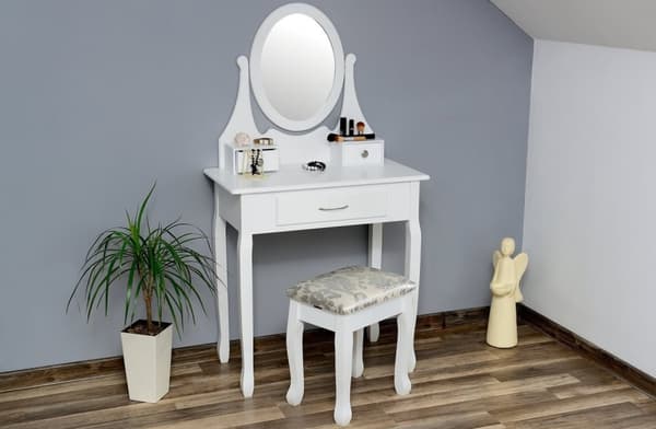 Stilfuldt hvidt toiletbord med spejl og taburet til unge kvinder