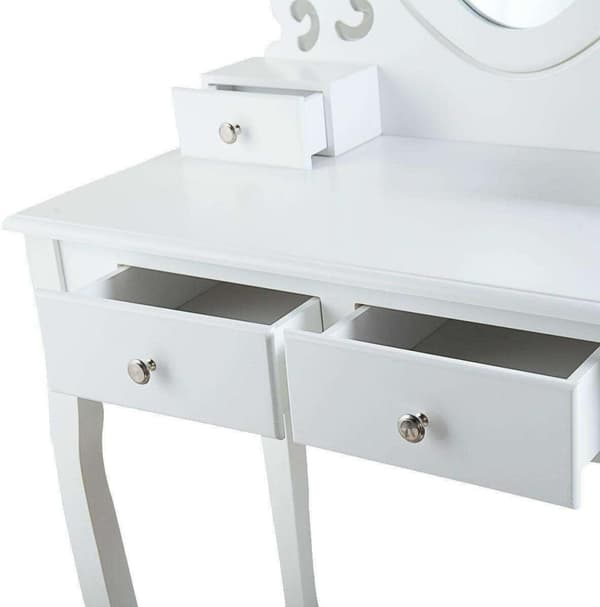 Stilfuldt hvidt toiletbord med hjerteformet spejl og taburet til unge kvinder