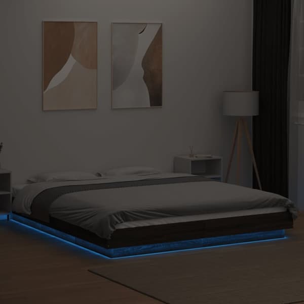 sengeramme med LED-lys 150x200 cm konstrueret træ brunt egetræ