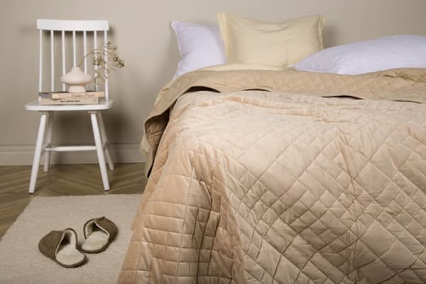 Jilly sengeteppe 260x260cm beige.