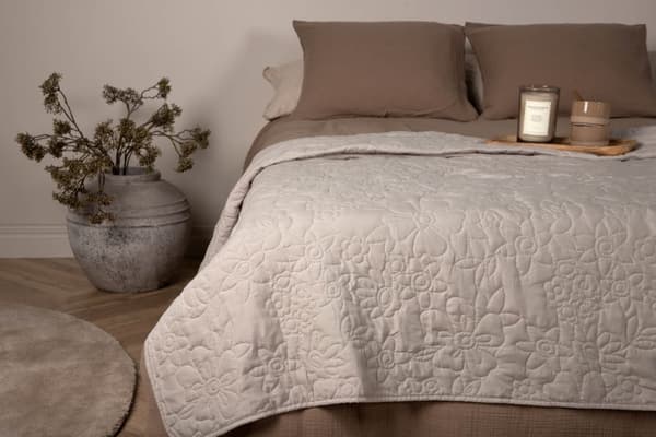 Niki sengeteppe 260x260cm beige.