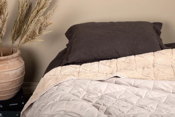 Nilla sengeteppe 150x250cm beige.