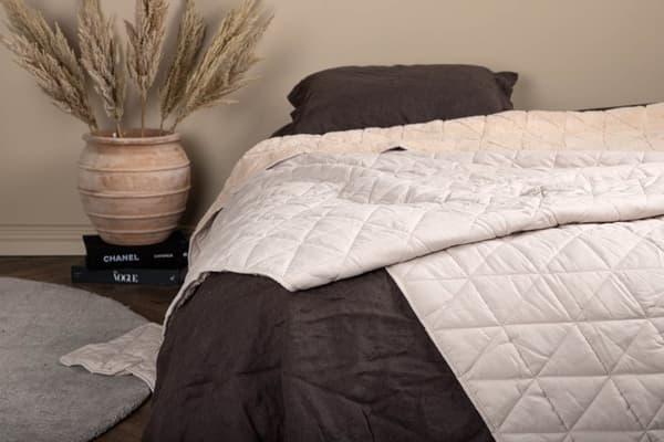 Nilla sengeteppe 150x250cm beige.
