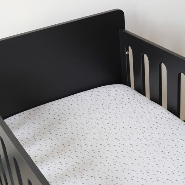 Babyskyddslakan TRE KILOS SEPT - 60x120 cm - stjärnmönster i 100% bomullsjersey