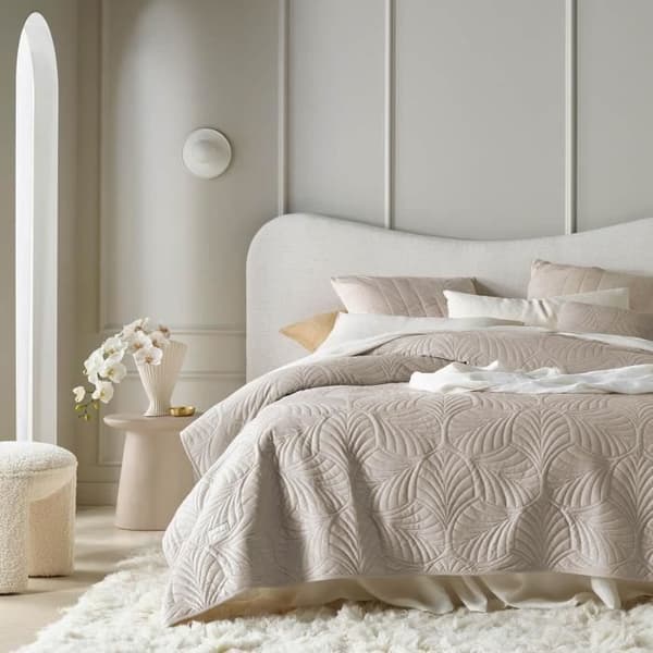 Sängöverkast - ROOM99 - Känsla - 240 x 260 cm - Sammet Beige - 2 Personer