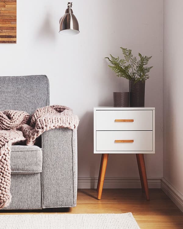 Sengebord Hvid Lyst træ MDF med Gummitræben 40 x 40 cm 2 Skuffer Lille Smalt Skab Opbevaring Skandinavisk Minimalistisk Indretning Soveværelse