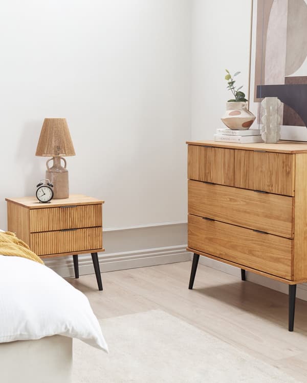 Sengebord i Lyst Tre Furu med 2 Oppbevaringsskuffer Skandinavisk Moderne Design Soverom
