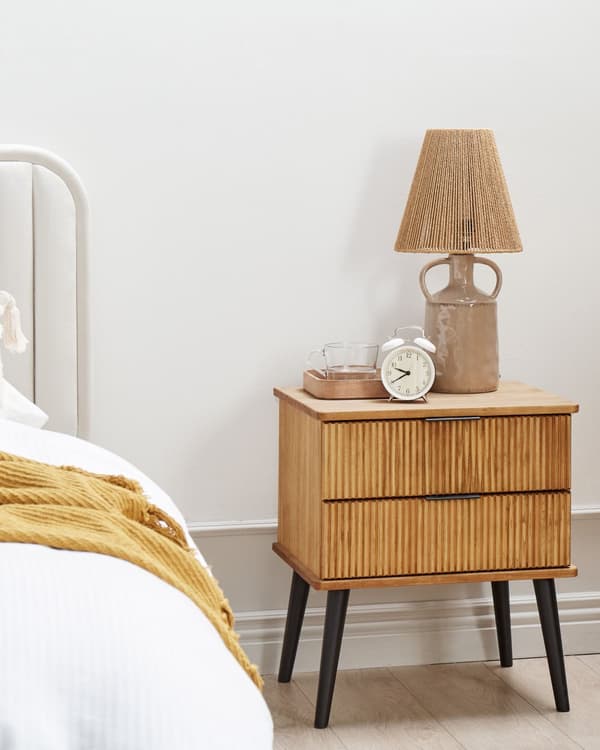 Sengebord i Lyst Tre Furu med 2 Oppbevaringsskuffer Skandinavisk Moderne Design Soverom