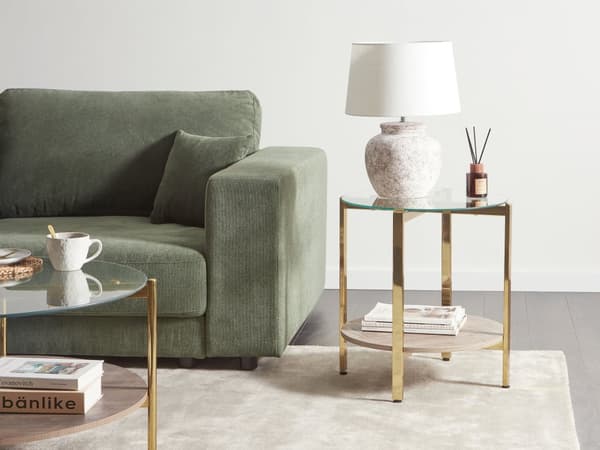 Guld hjælpebord med glasplade i lyst træ metalramme med hylde moderne design