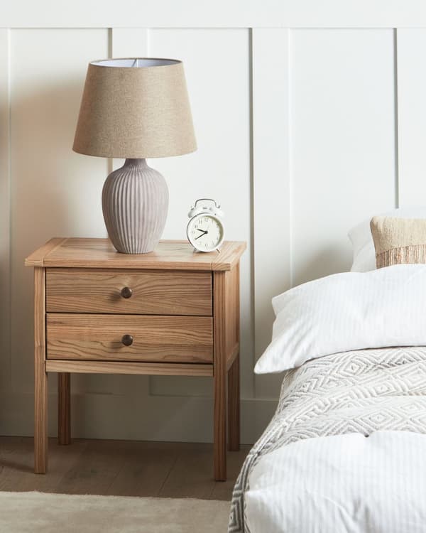 Sengebord i lyst massivt træ med 2 skuffer Rustikt sidebord Moderne design elegant stil